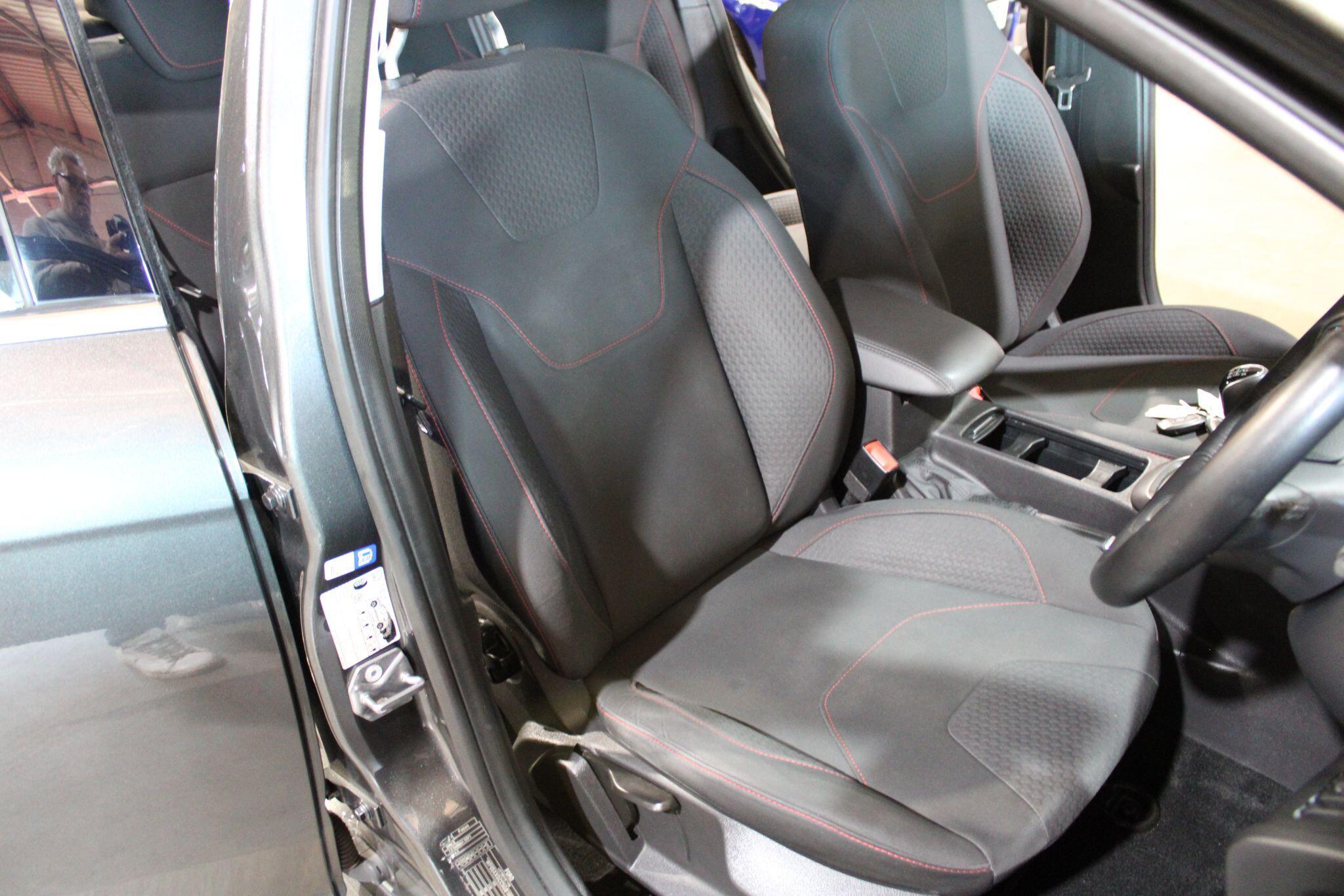 Ford Focus - Image 6