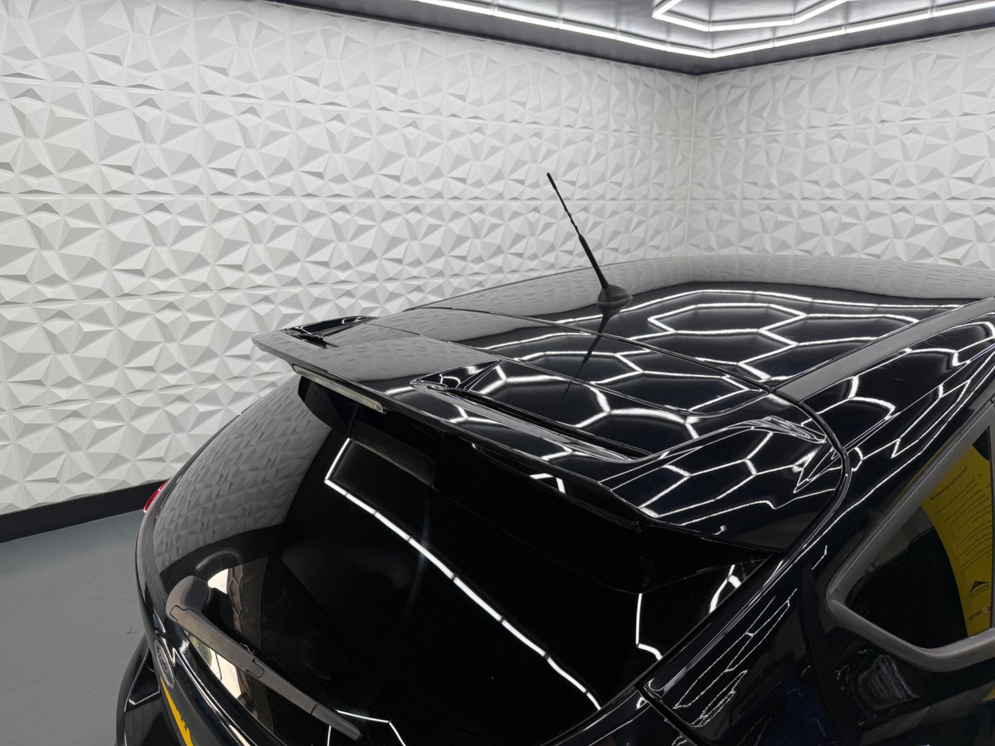 Ford Focus - Image 18