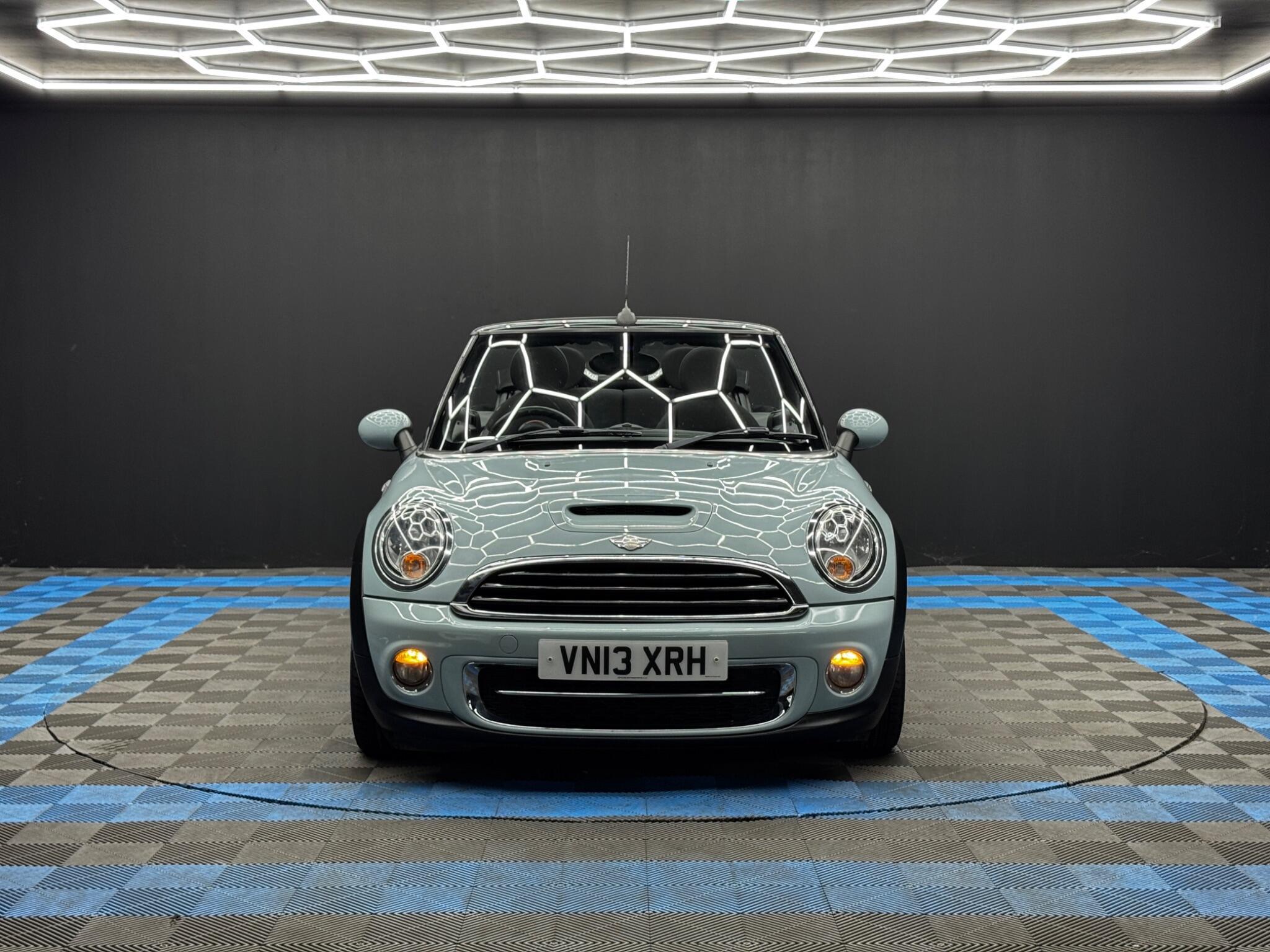 MINI Convertible - Image 2