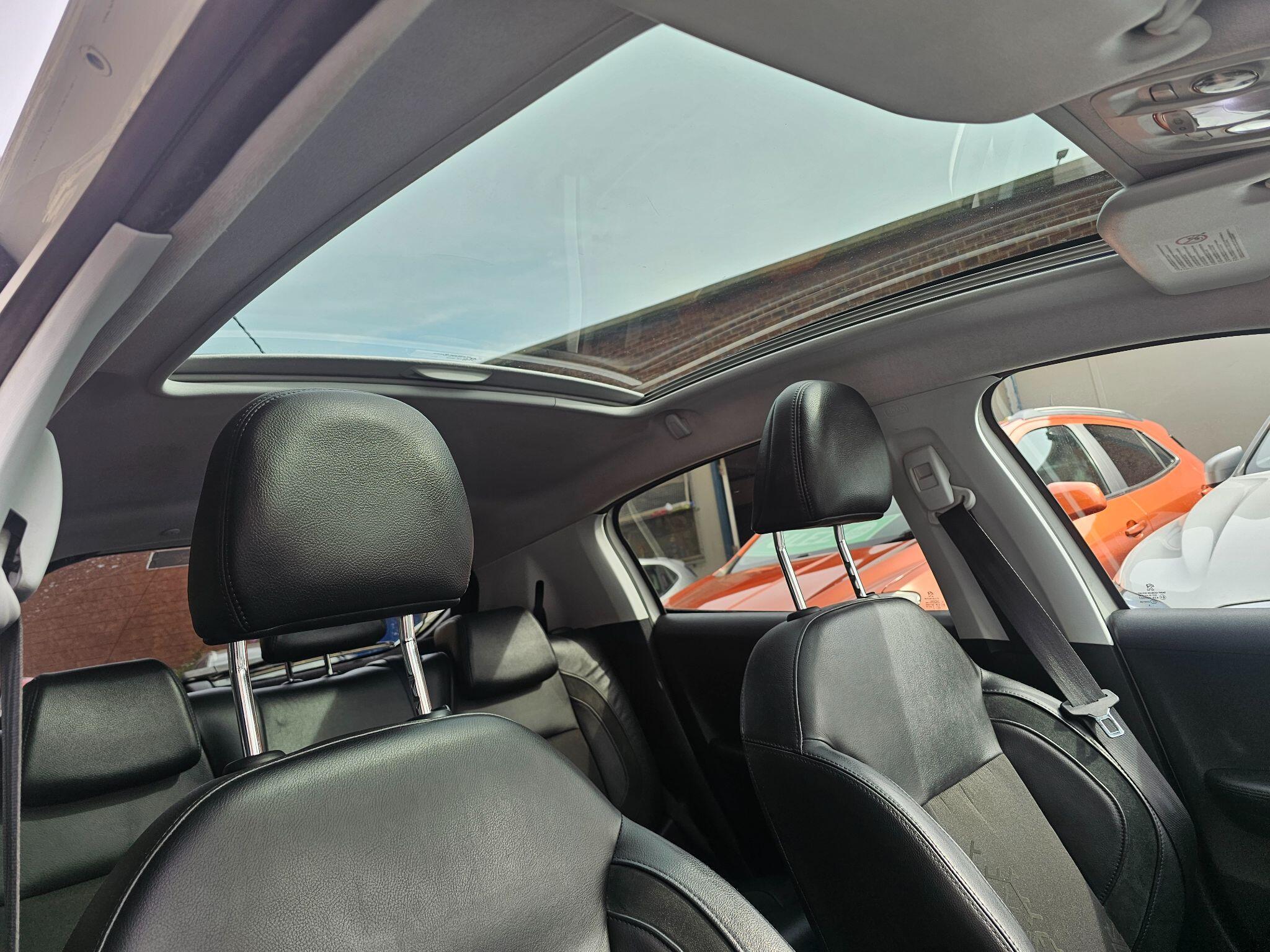 Peugeot 208 - Image 2