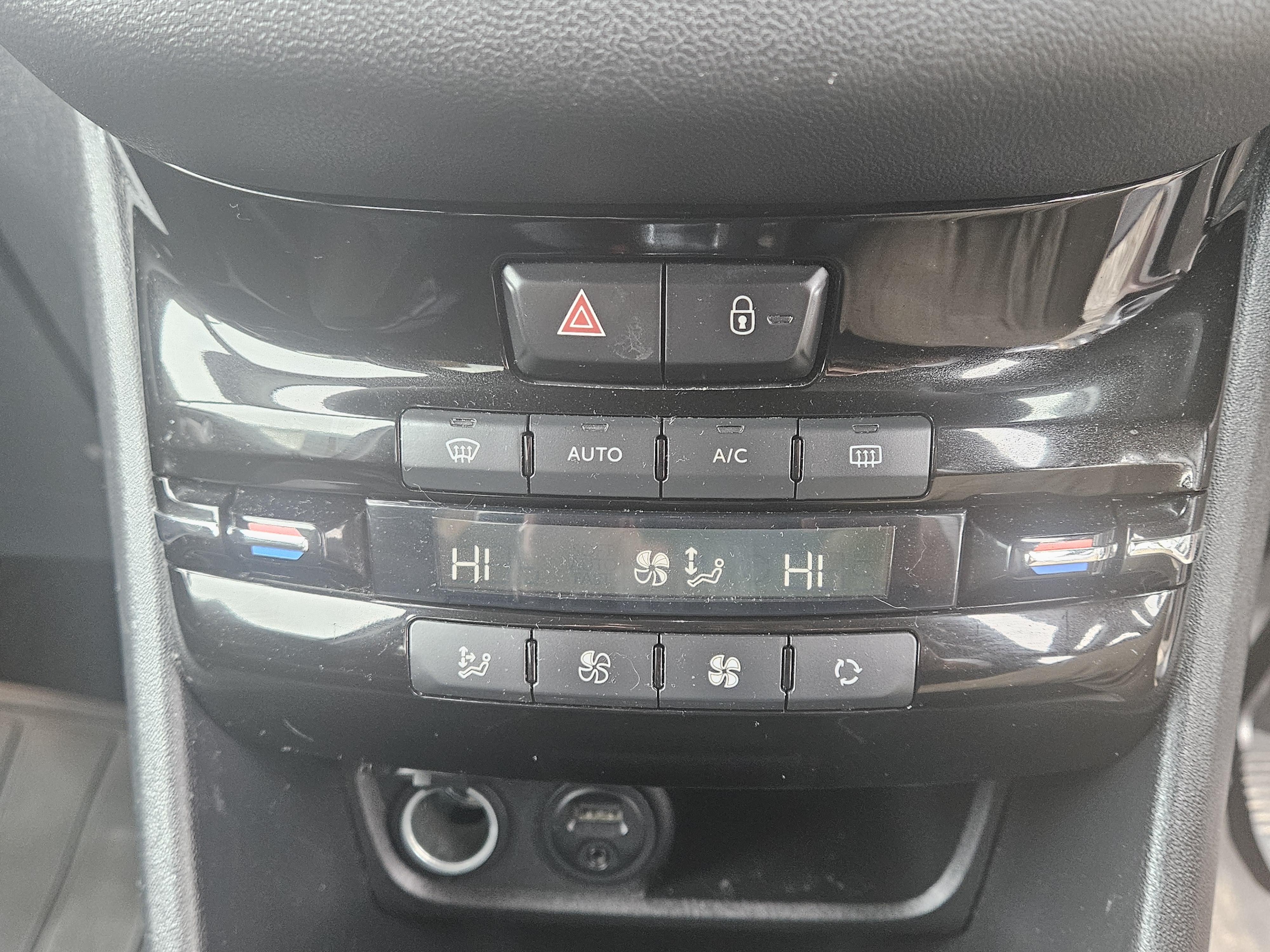 Peugeot 208 - Image 34