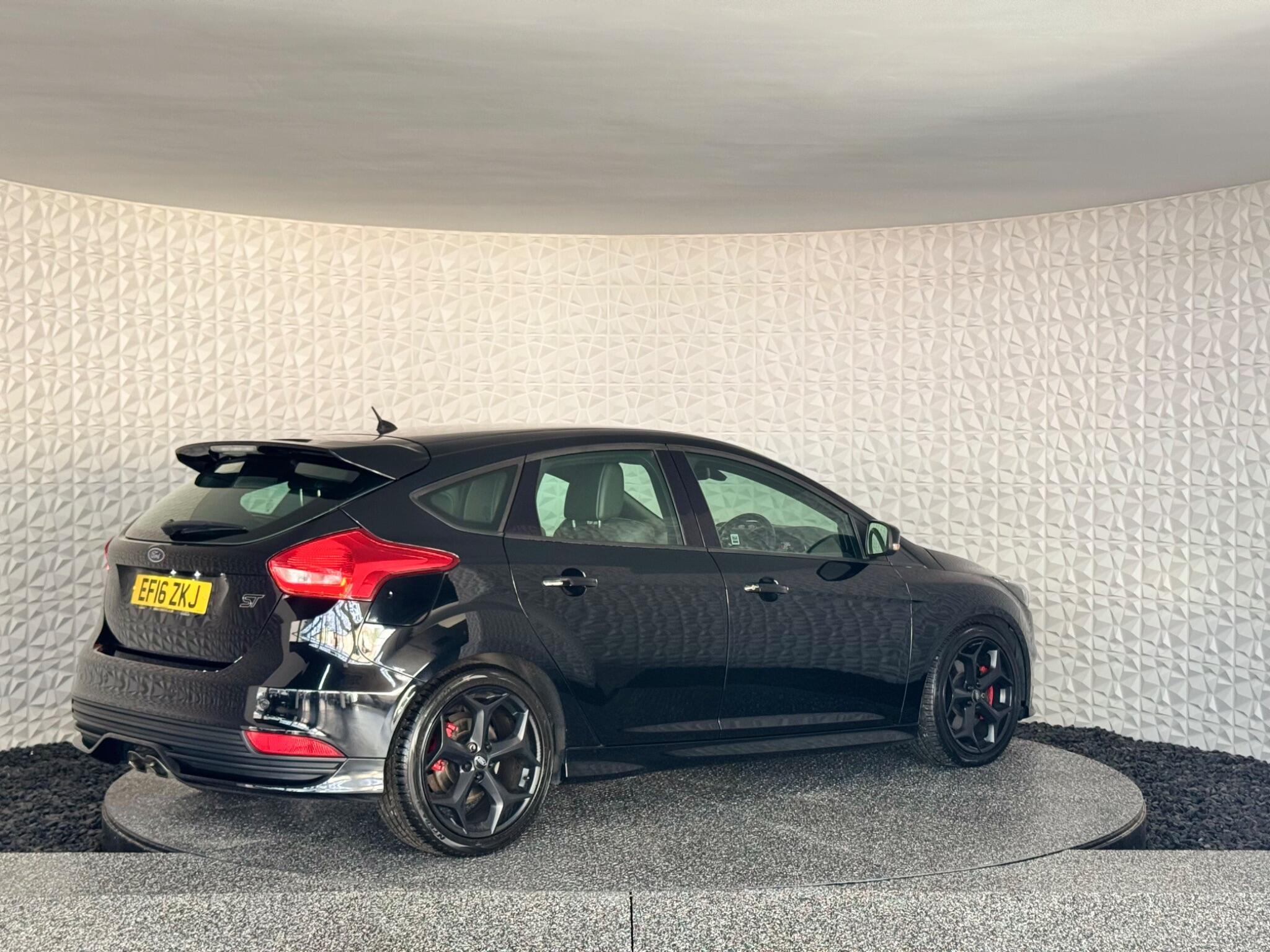 Ford Focus - Image 10