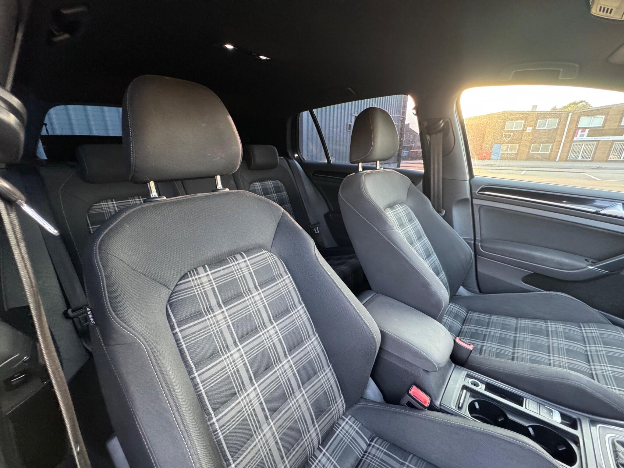 Volkswagen Golf - Image 11