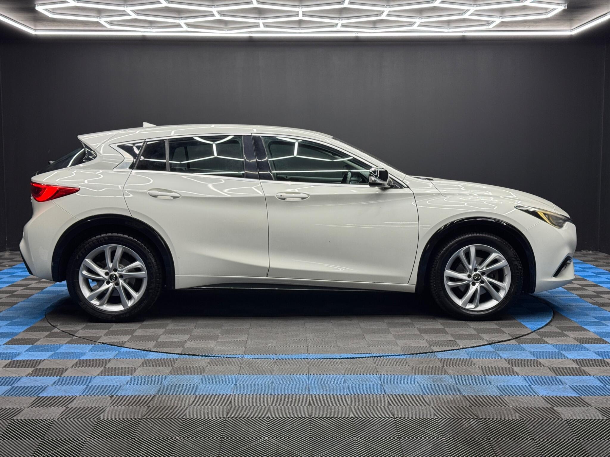 Infiniti Q30 - Image 4