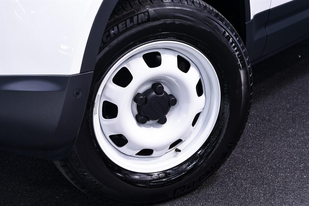 Land Rover Defender 90 - Image 38