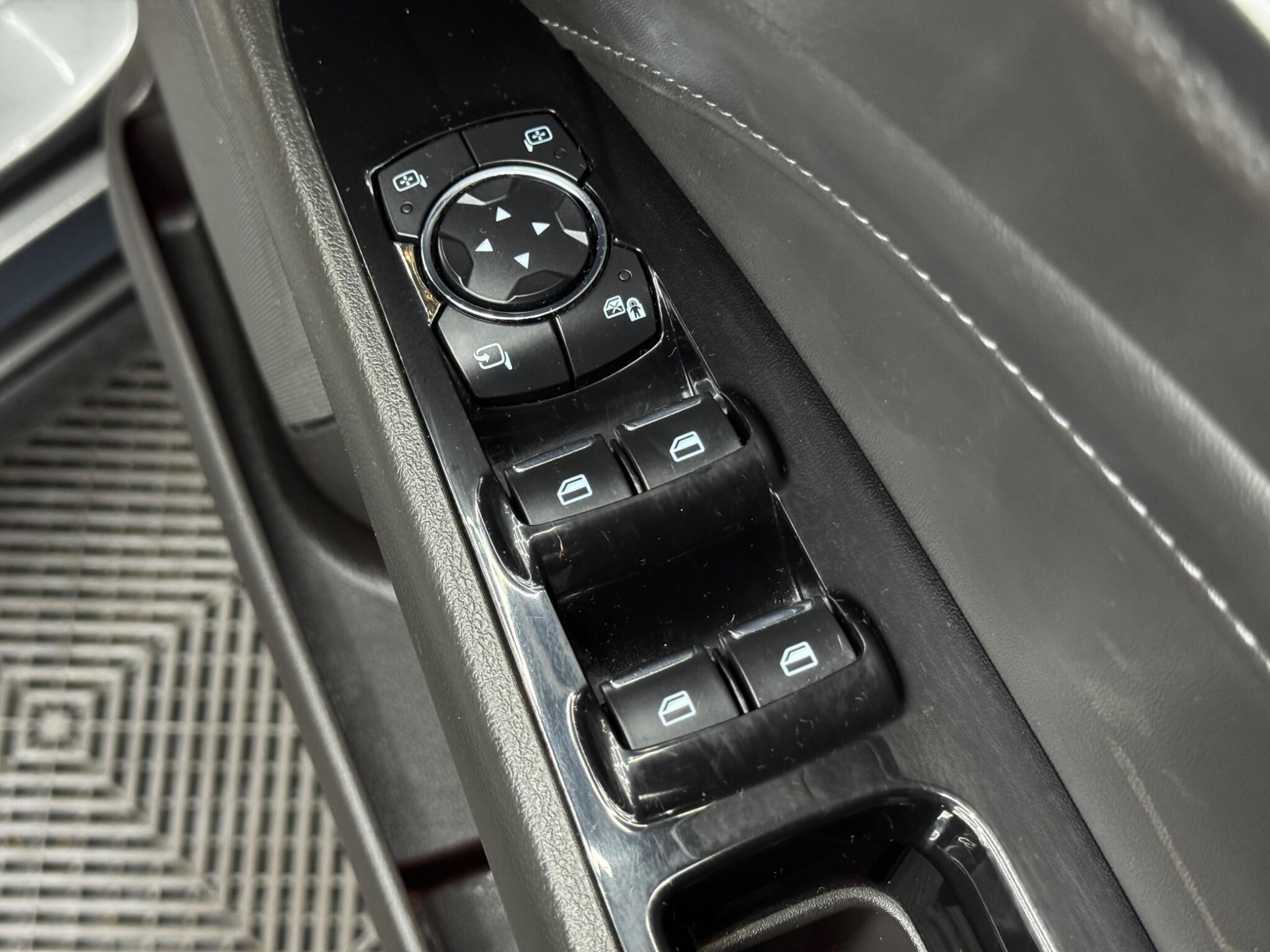 Ford Mondeo - Image 42