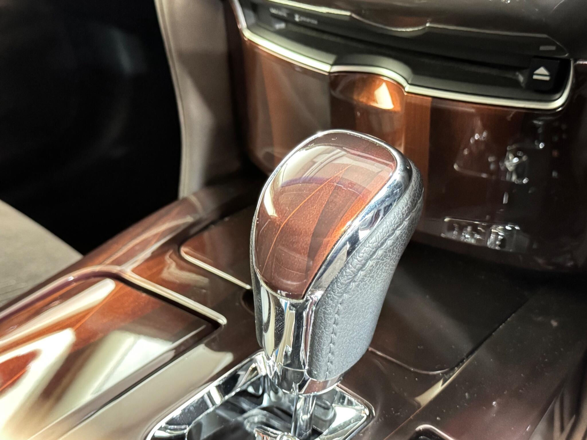 Toyota CROWN - Image 10