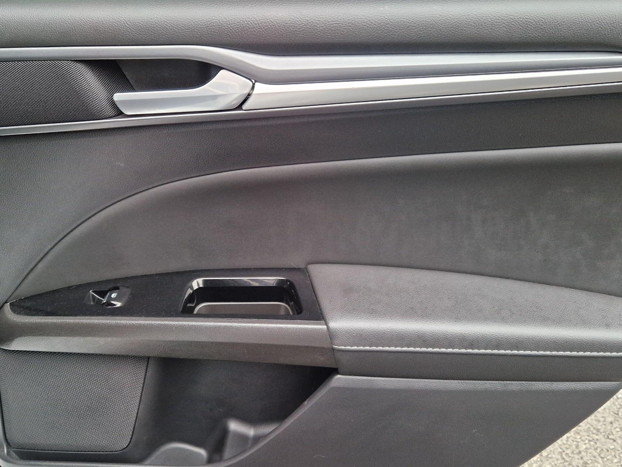 Ford Mondeo - Image 32