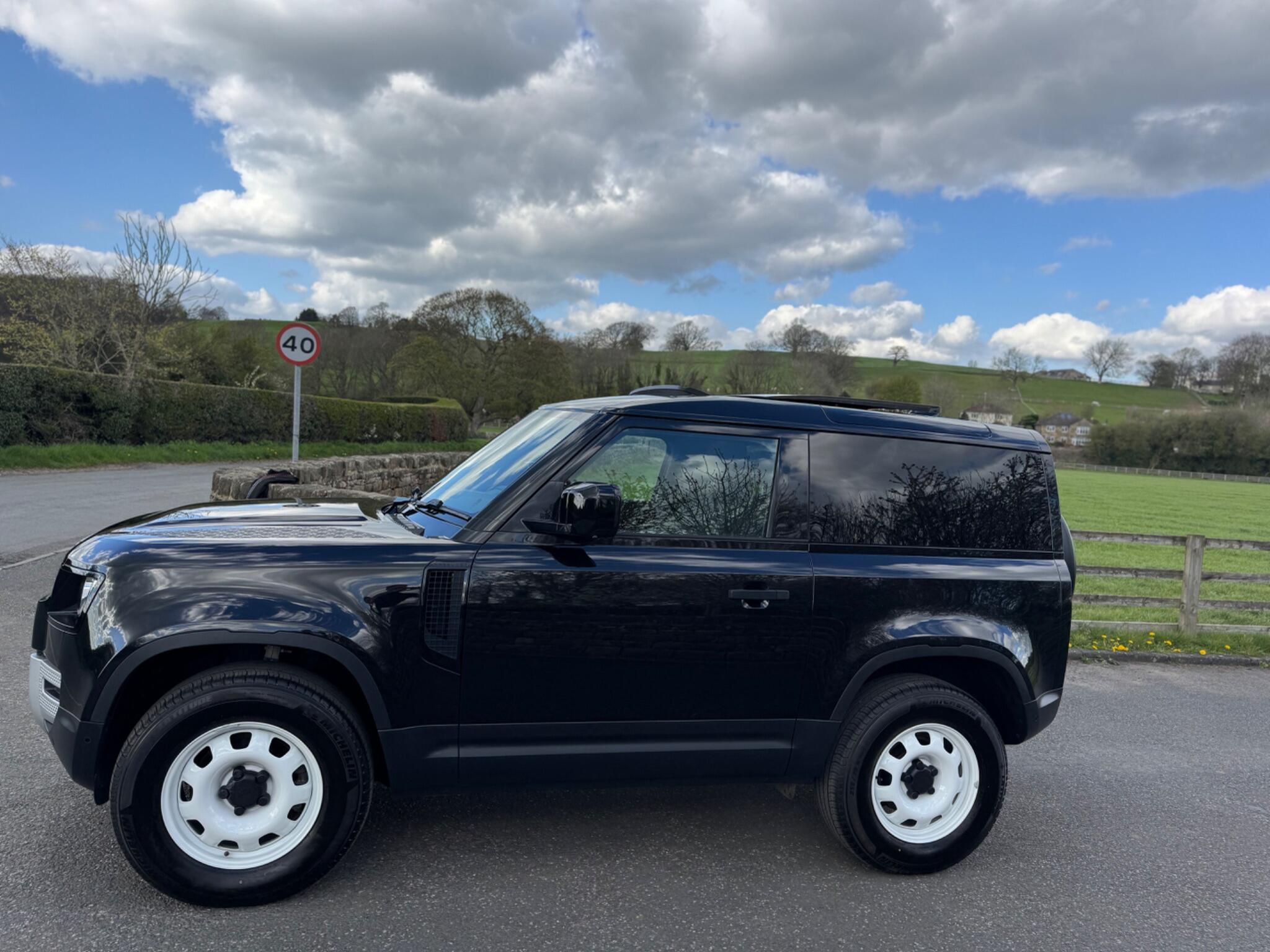 Land Rover Defender 90 - Image 2
