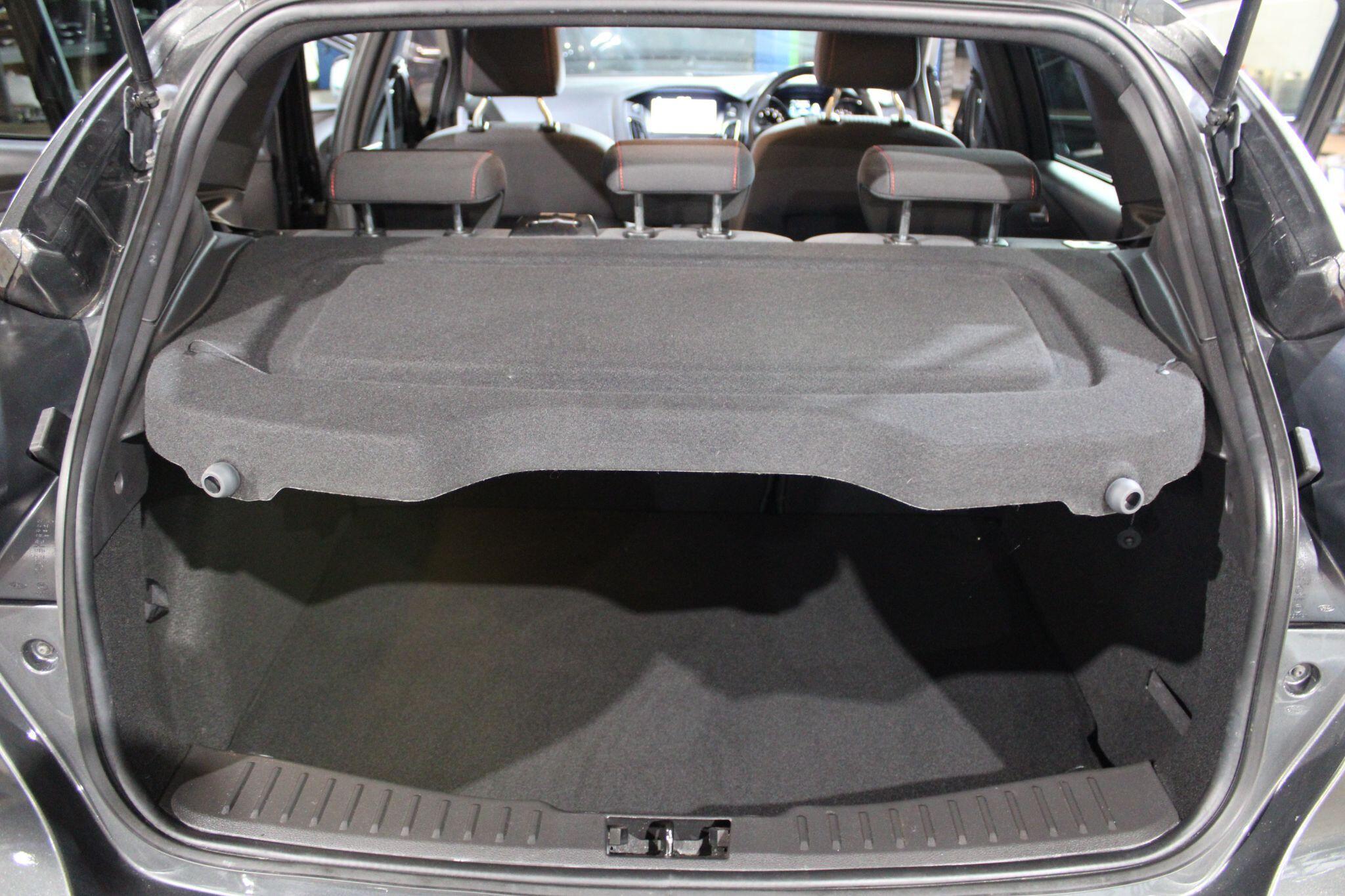 Ford Focus - Image 11