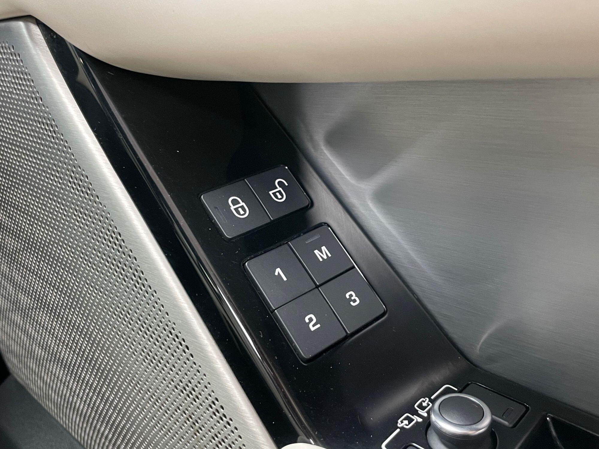 Land Rover Range Rover Velar - Image 26