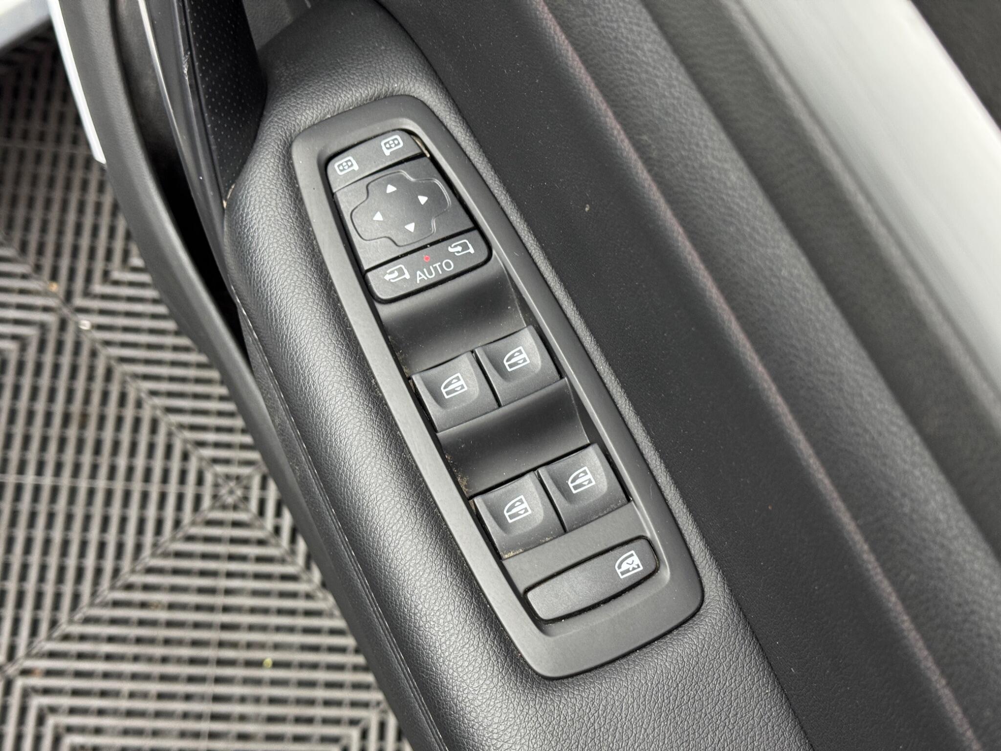 Renault Megane - Image 42