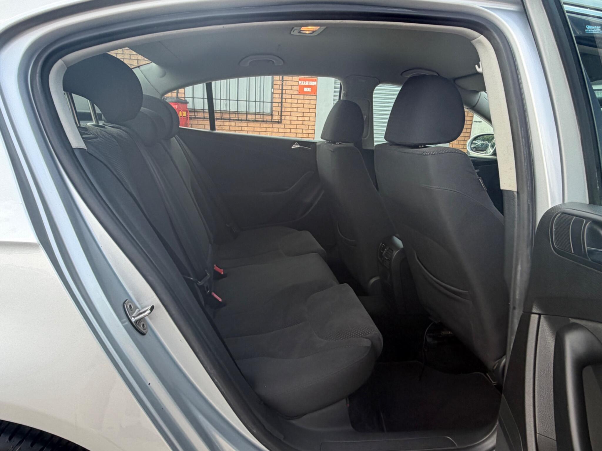 Volkswagen Passat - Image 12