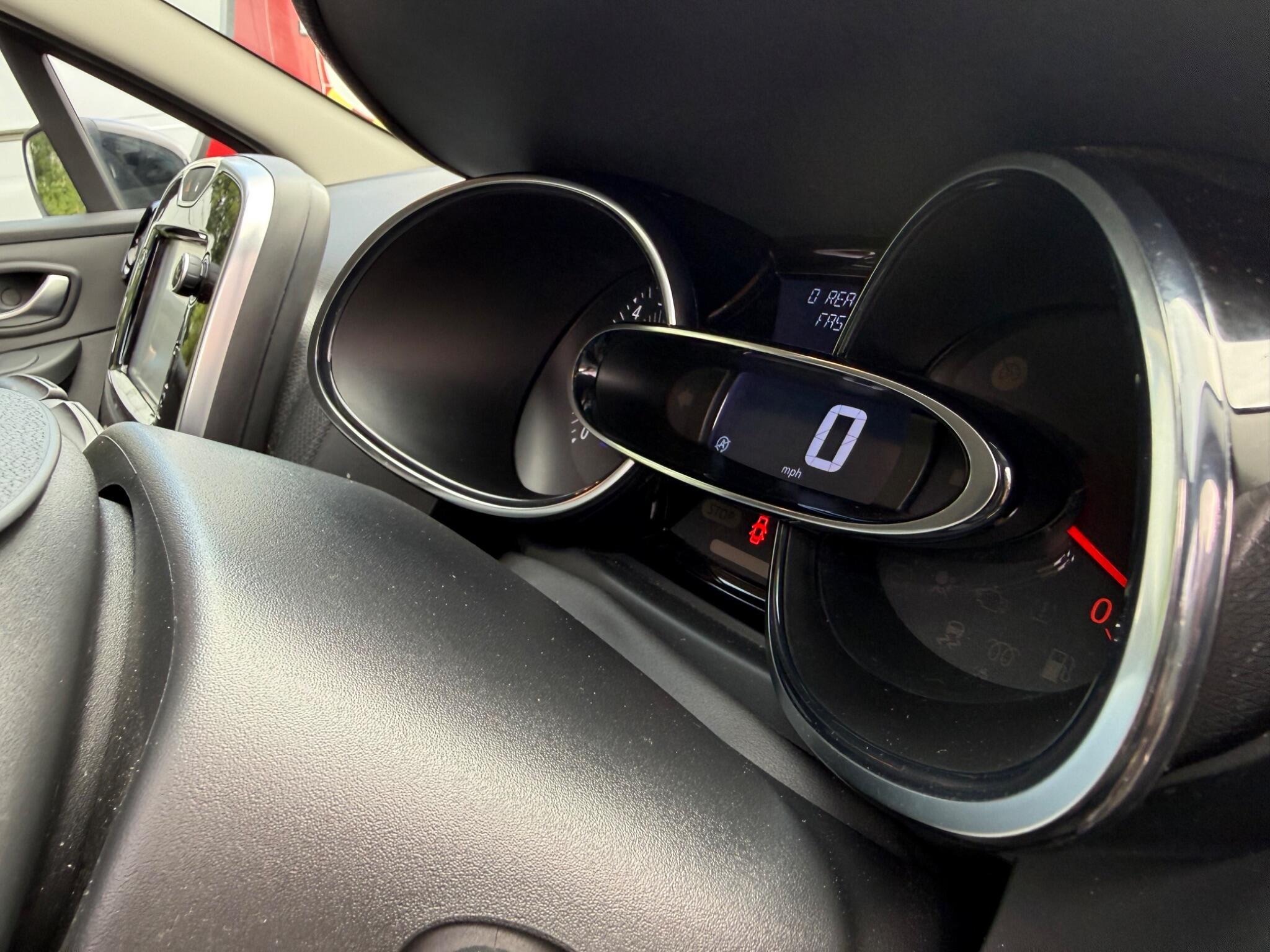 Renault Clio - Image 18