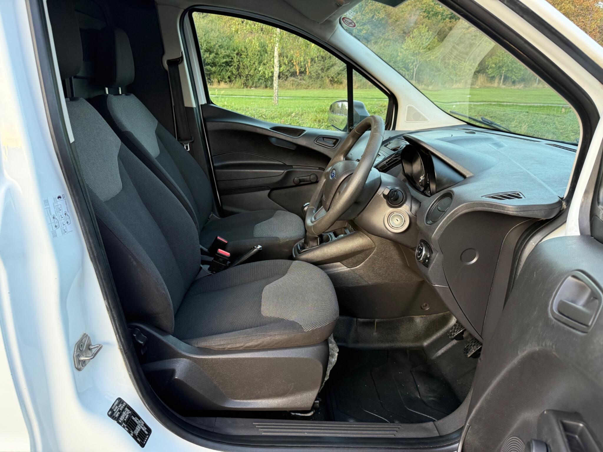 Ford Transit Courier - Image 14
