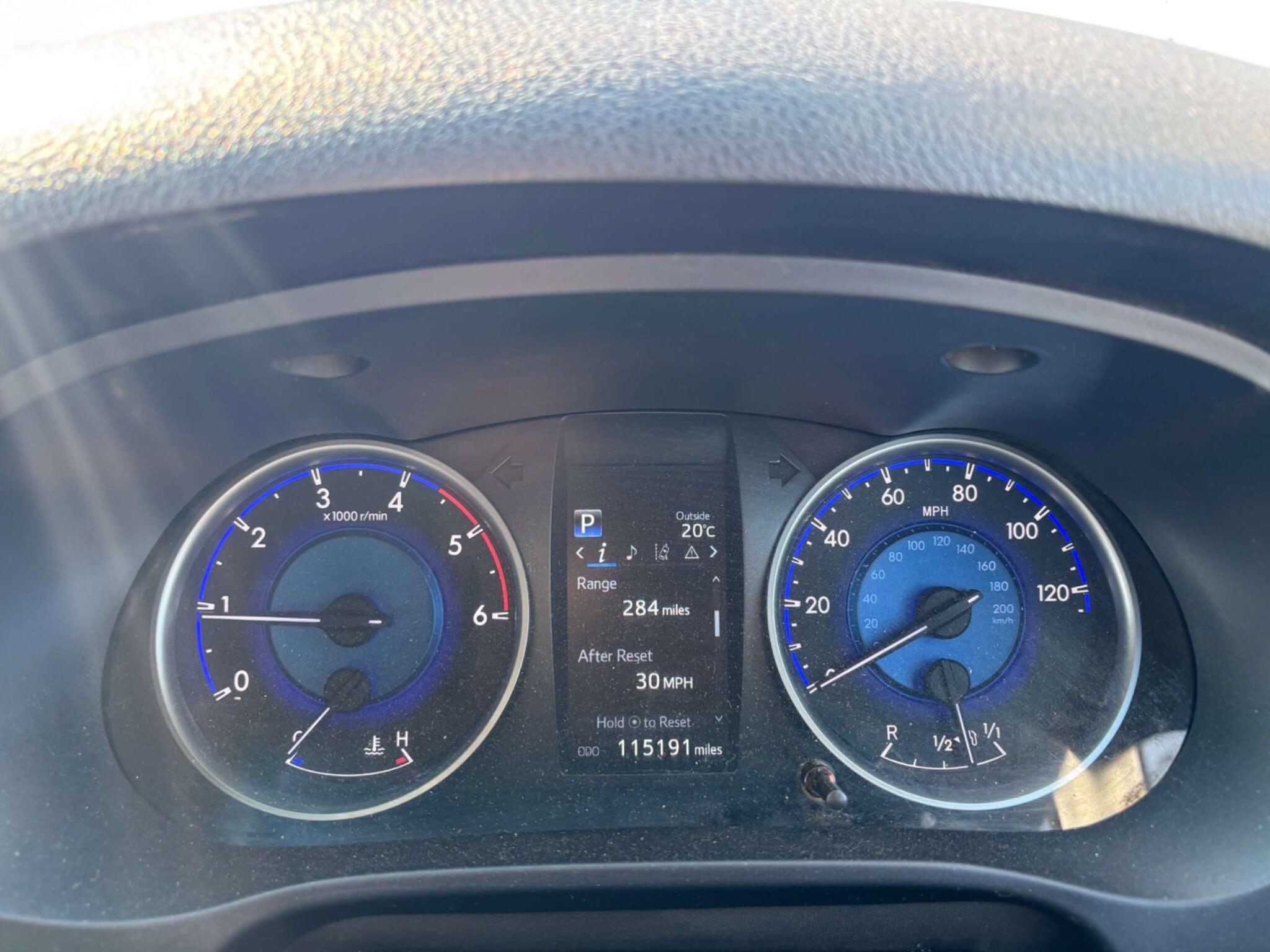 Toyota Hilux - Image 9