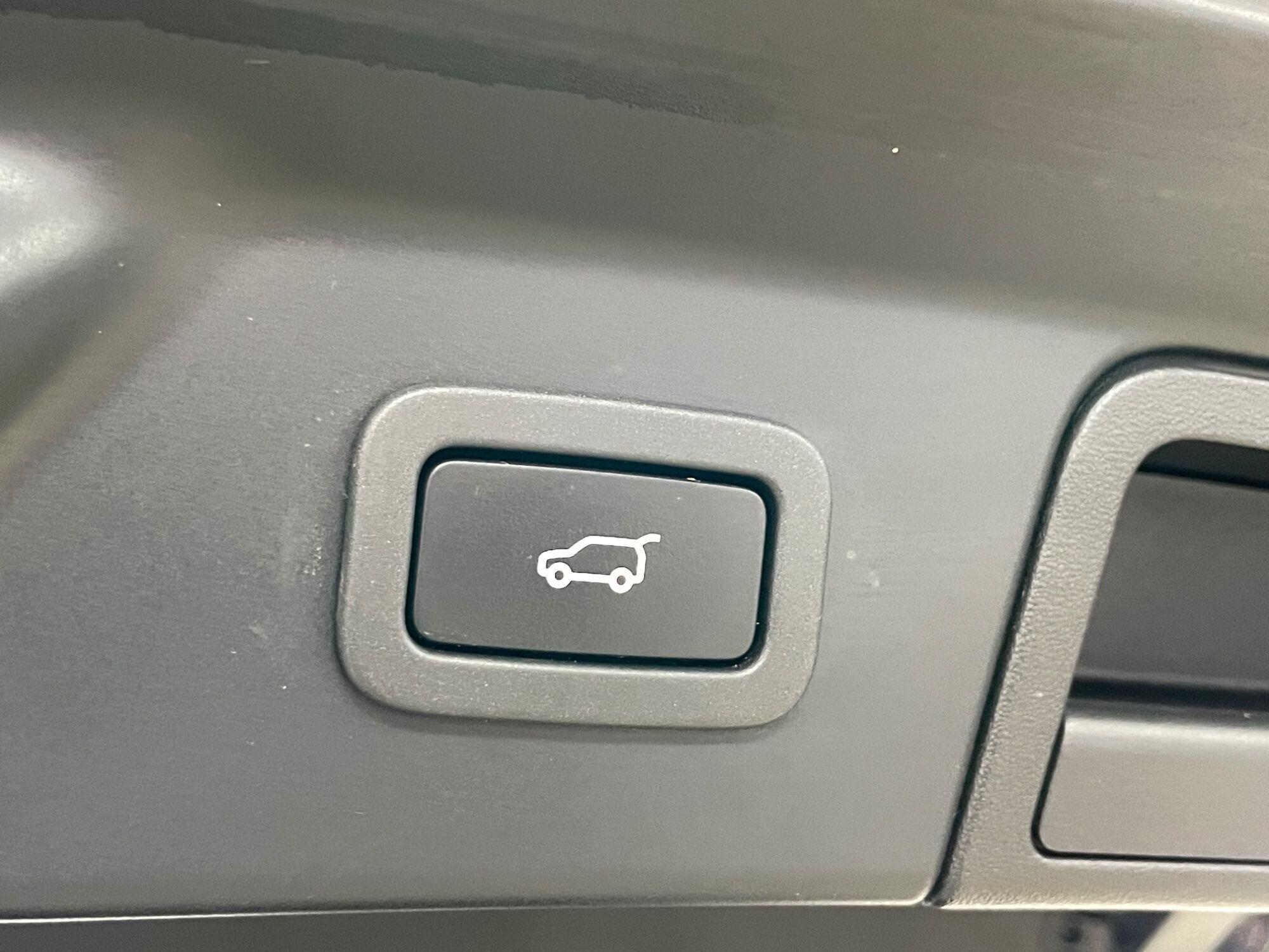 Land Rover Range Rover Velar - Image 18