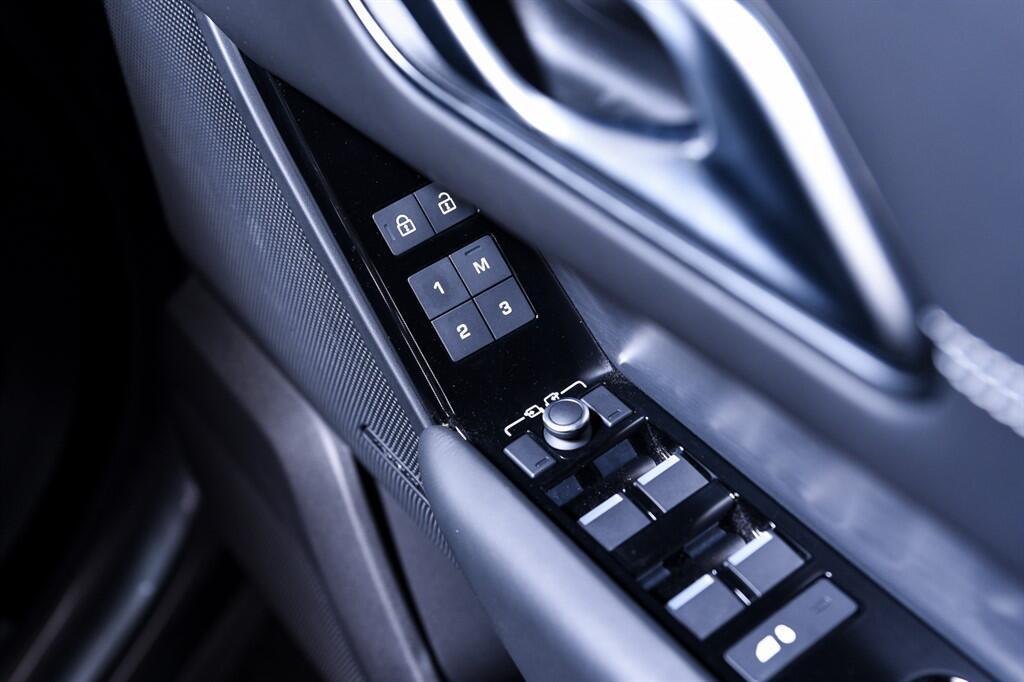 Land Rover Range Rover Velar - Image 32