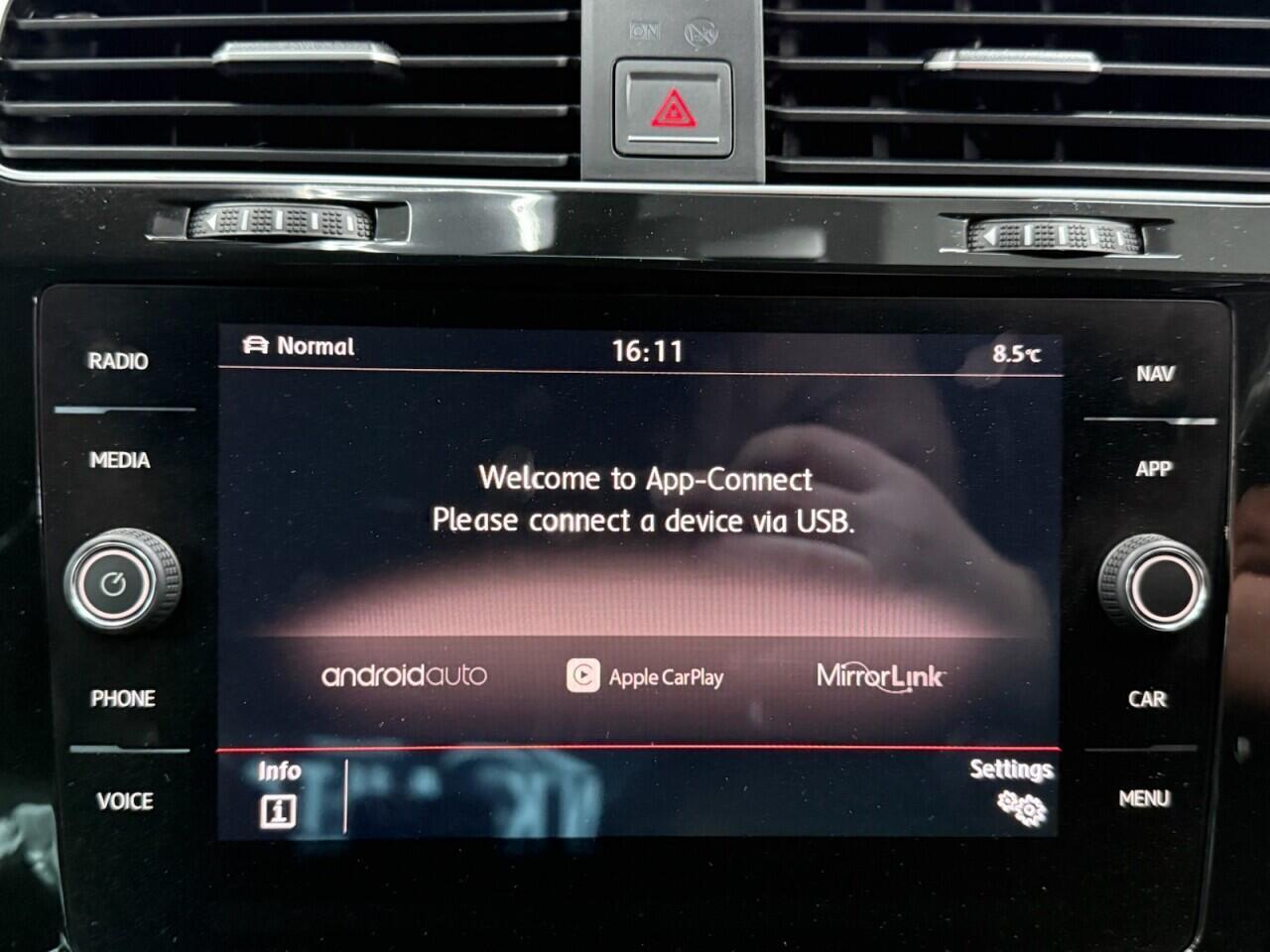 Volkswagen Golf - Image 25