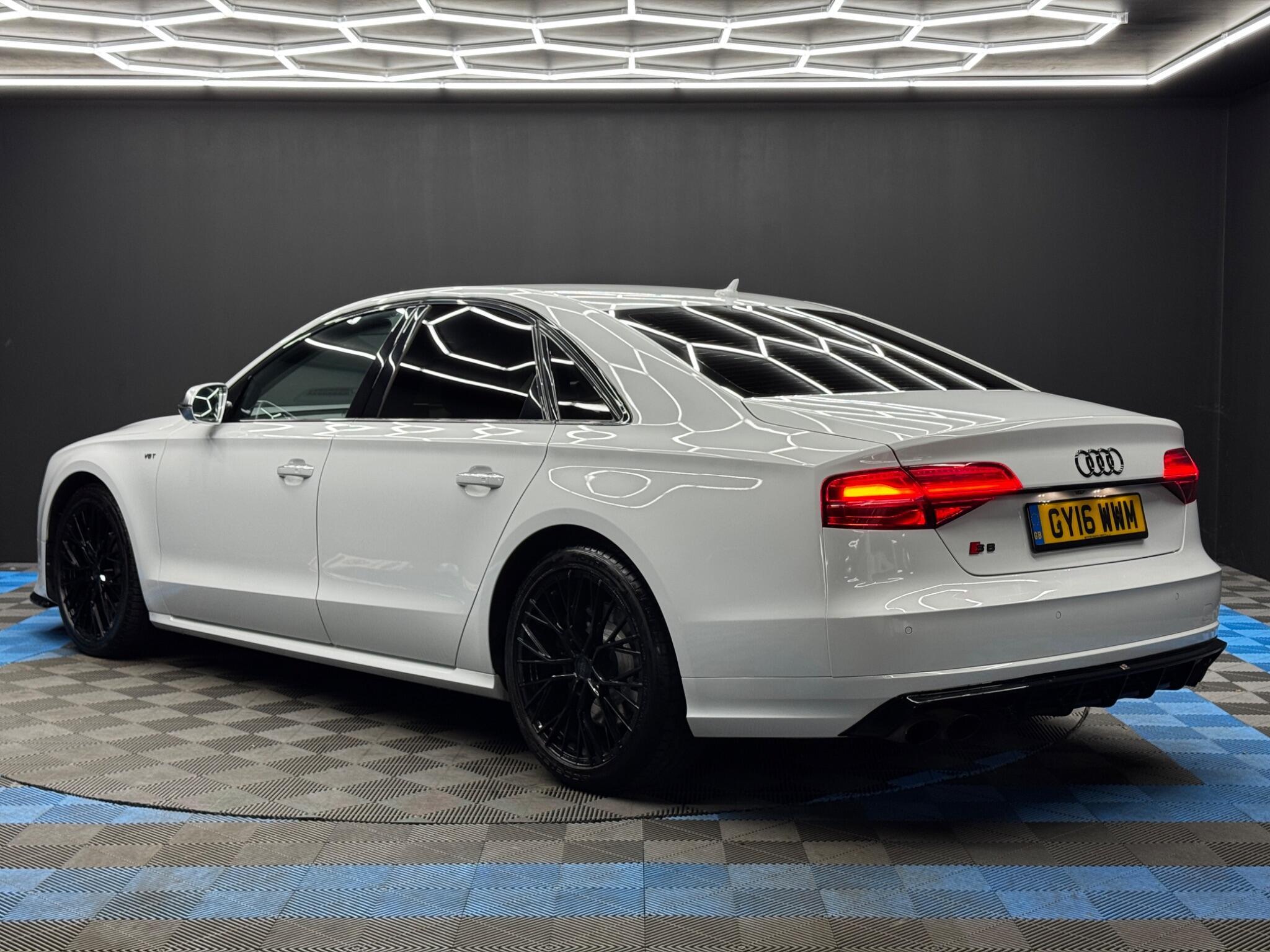 Audi S8 - Image 7