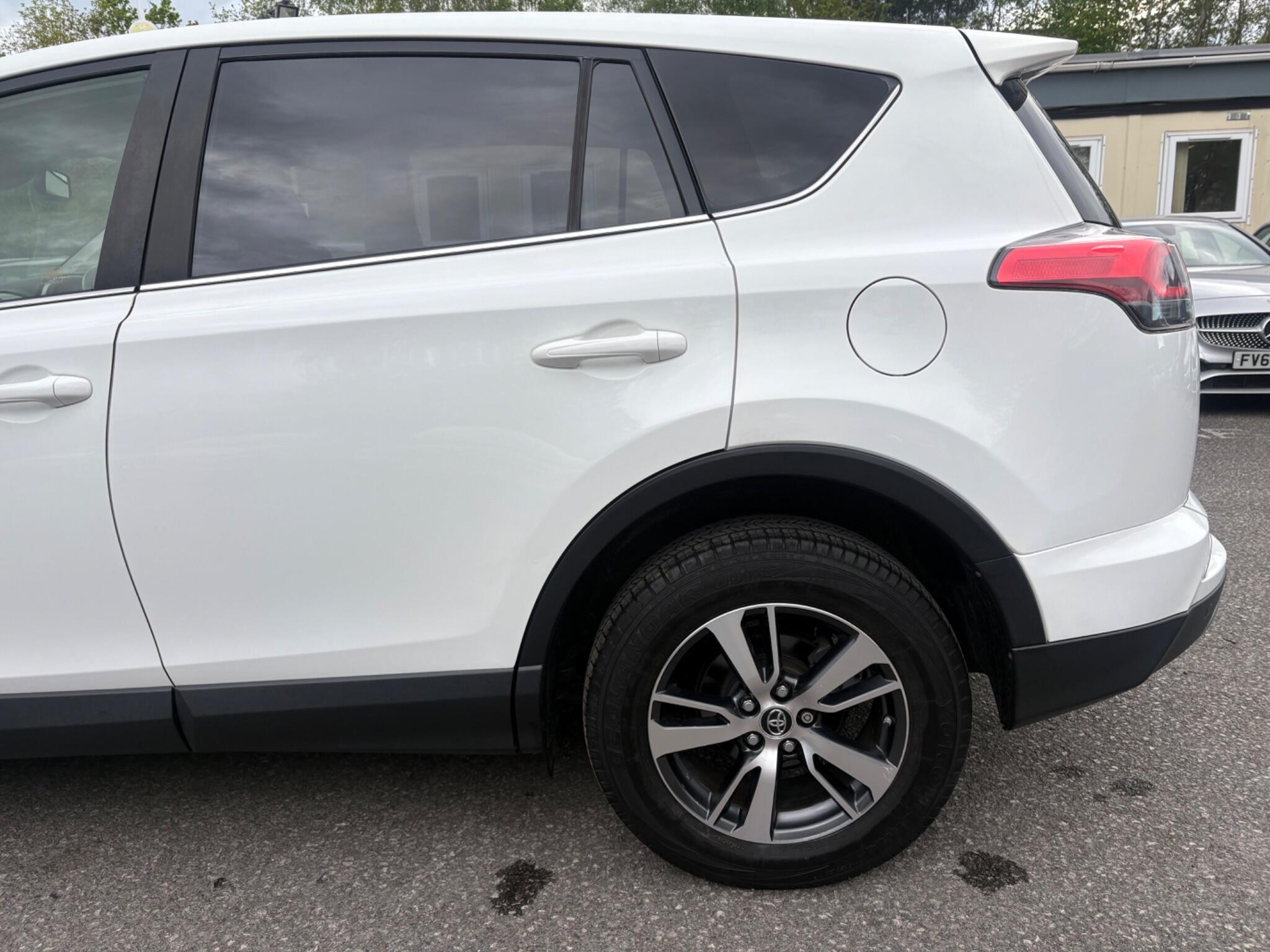 Toyota RAV4 - Image 9