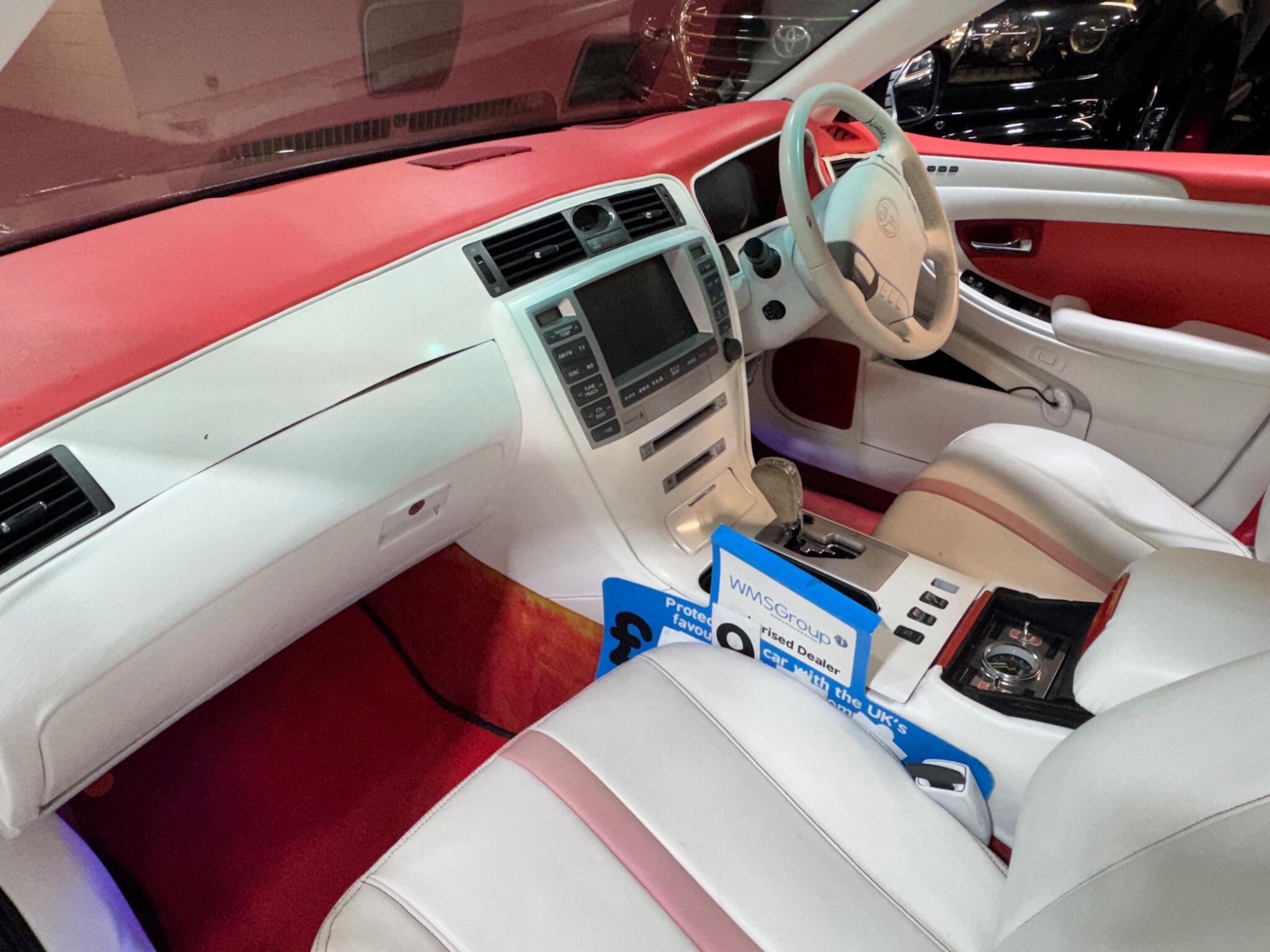 Toyota CROWN - Image 10
