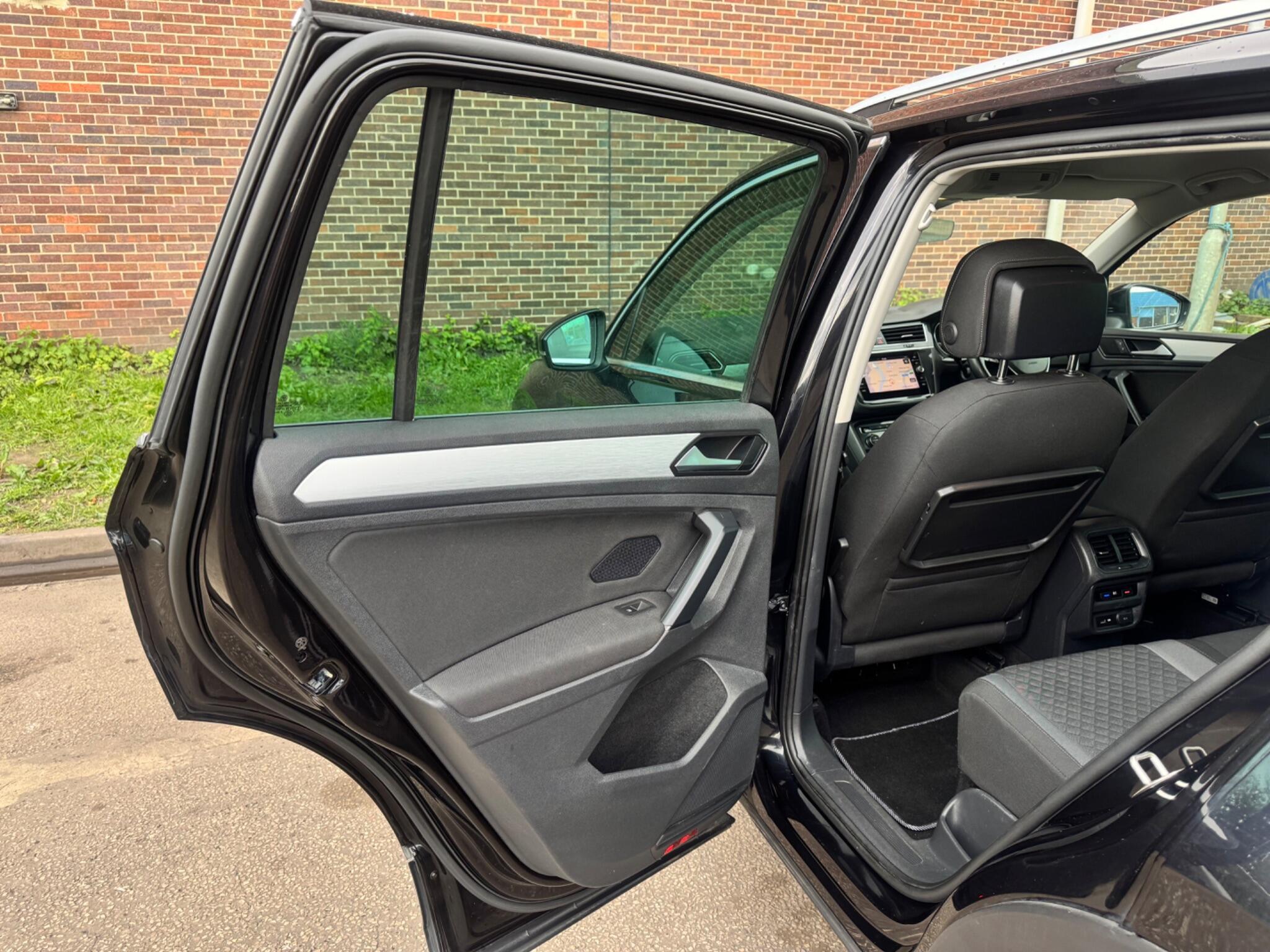 Volkswagen Tiguan - Image 40