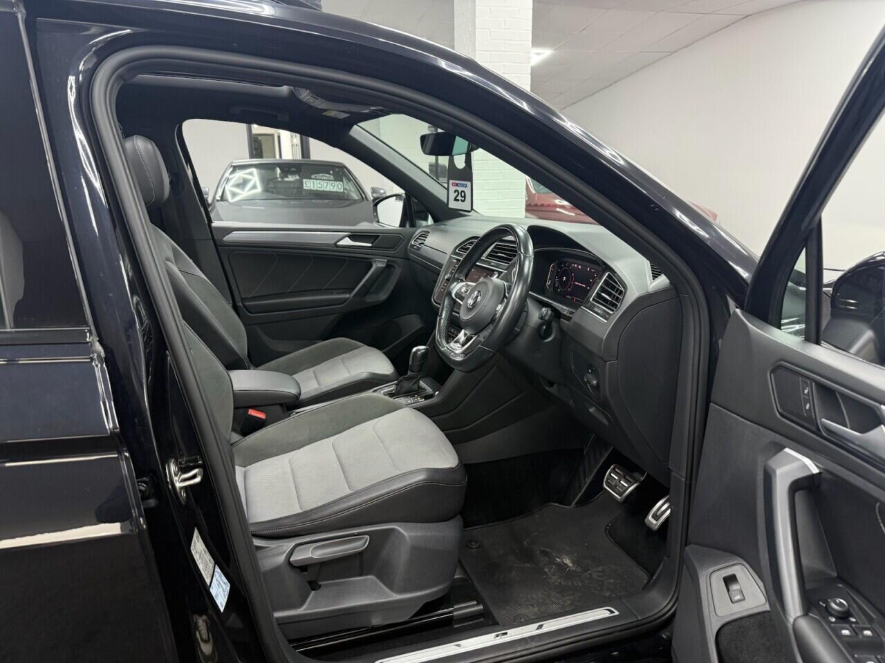 Volkswagen Tiguan - Image 11