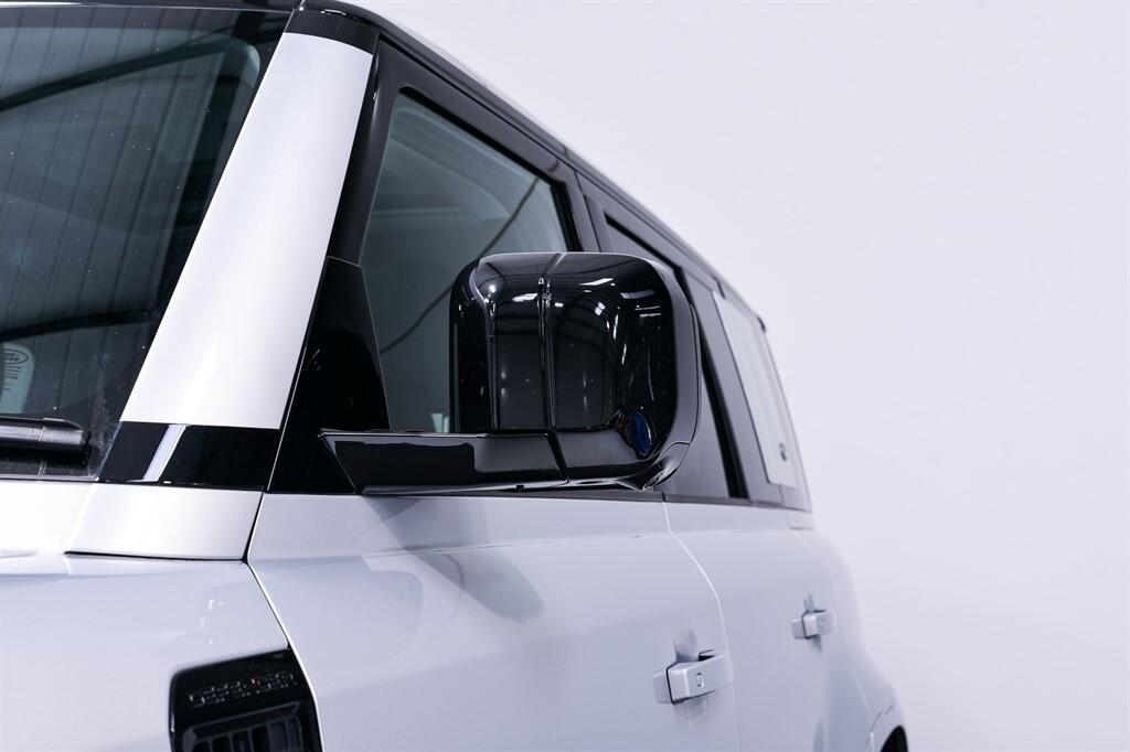 Land Rover Defender 110 - Image 10