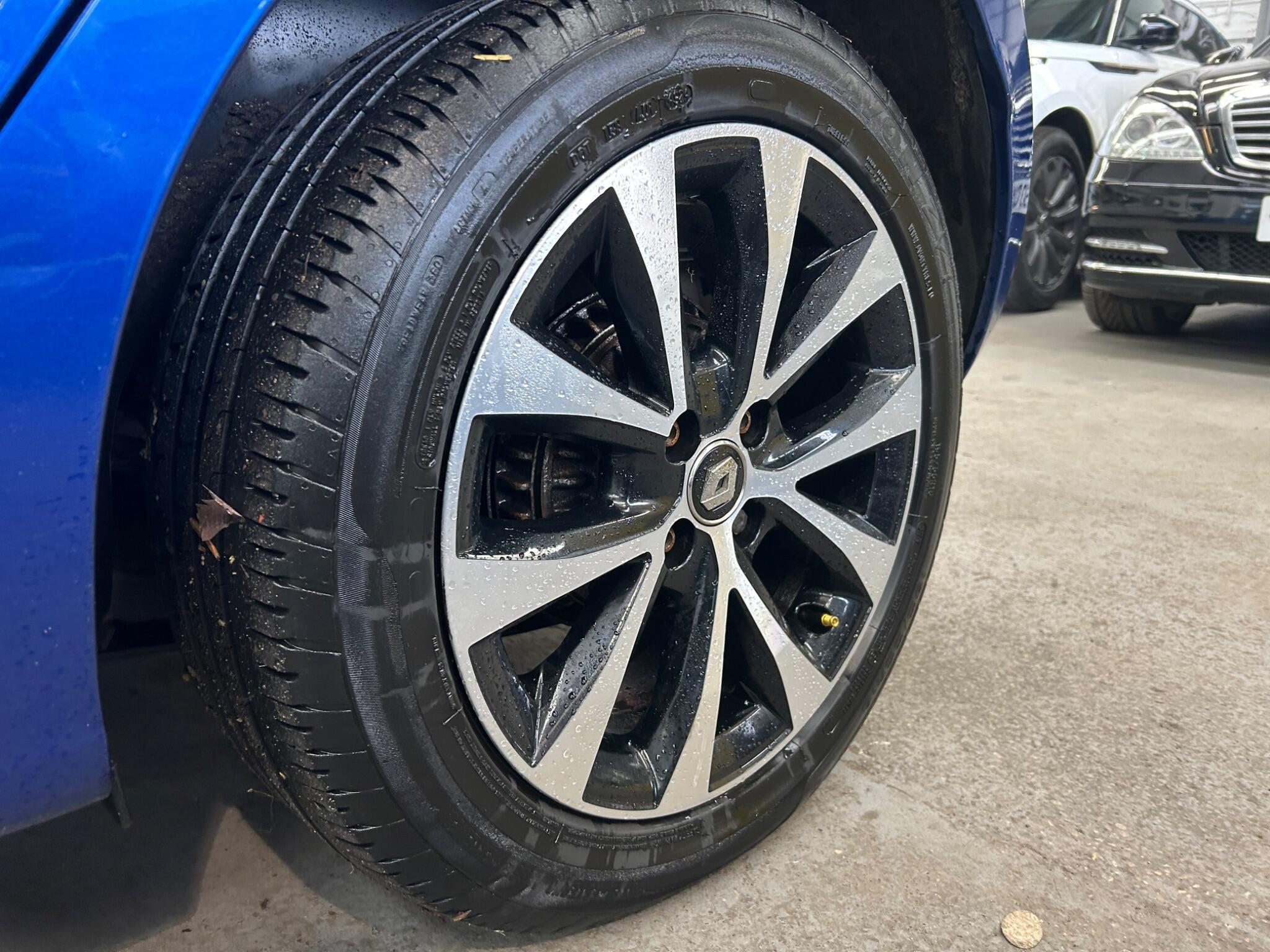 Renault Clio - Image 21