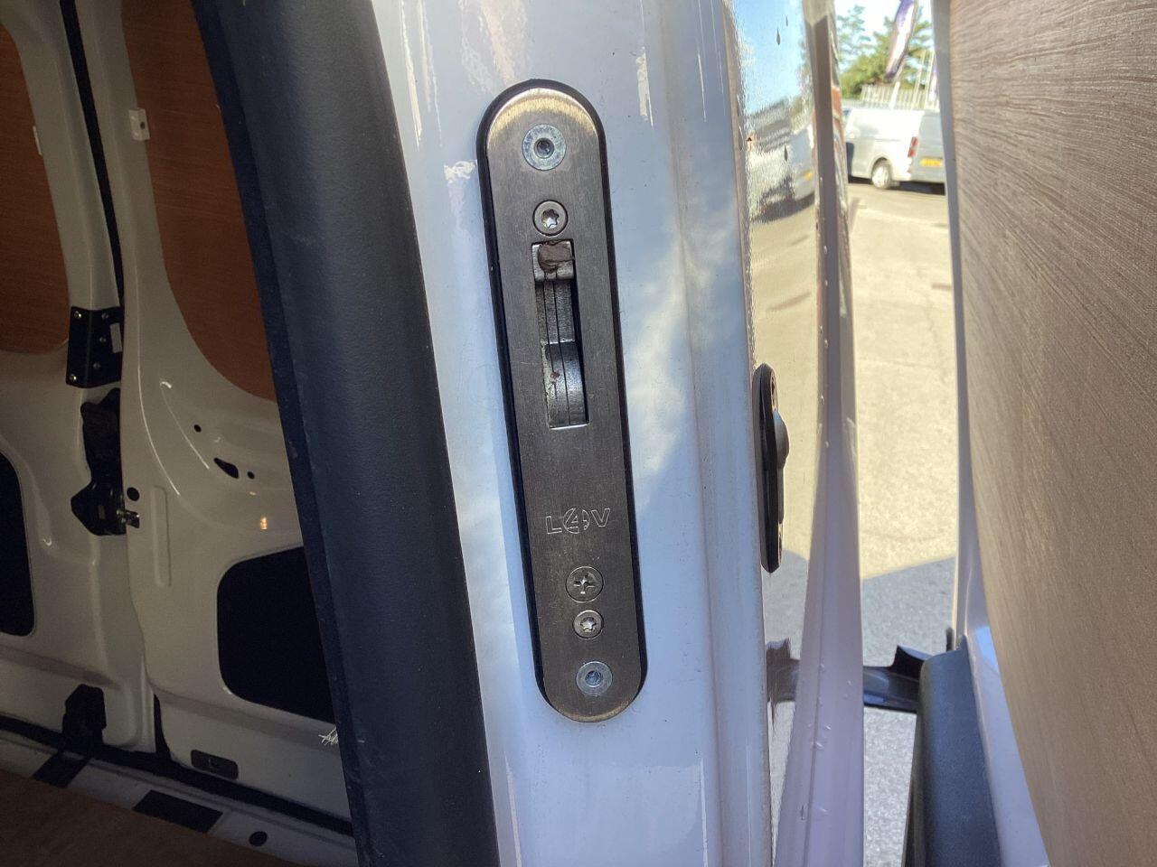 Vauxhall Combo - Image 18